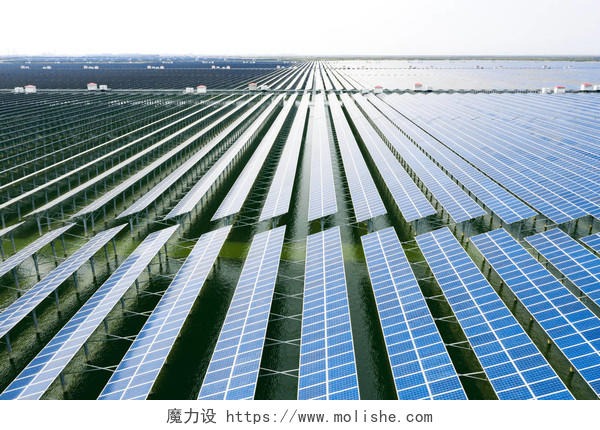 空中看到的太阳能电池板蓝色太阳能电池板可再生能源光伏组件